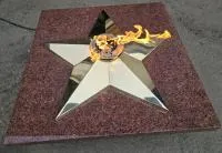 Плита из красного гранита (518205) монтаж комплект горелка ГВД 379 10 89 00 ПС вечный огонь звезда латунь ø 1100 мм. пустотелая  в Барнауле